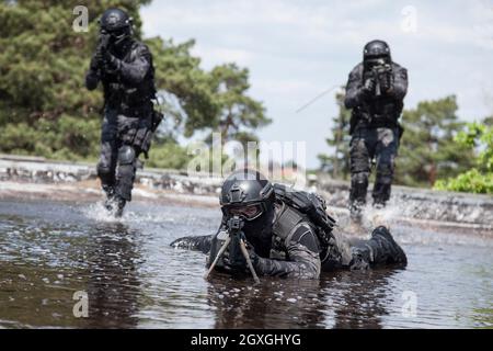 SPEC OPS Polizeibeamte SWAT im Einsatz im Wasser Stockfoto