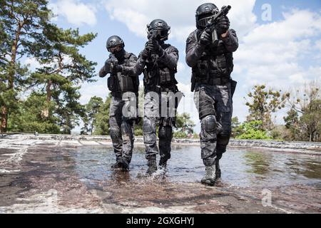 SPEC OPS Polizeibeamte SWAT im Einsatz im Wasser Stockfoto