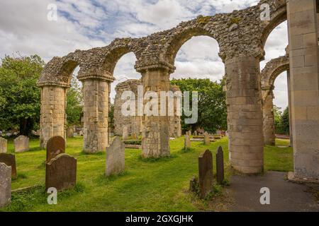 Der Kirchenhof der St. Bartholomäus-Kirche Orford Suffolk Stockfoto