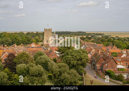 Der Blick über die Dächer von Orford Suffolk mit Blick auf die St. Bartholomew’s Church von der Spitze des Orford Castle Stockfoto