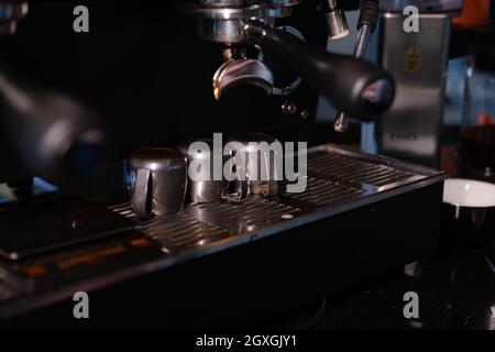 Nahaufnahme der Espressomaschine, die im Pub, in der Bar und im Restaurant Kaffee zubereitet. Professionelles Brühen von Kaffee. Café Cafeteria Restaurant Service Konzept. Stockfoto
