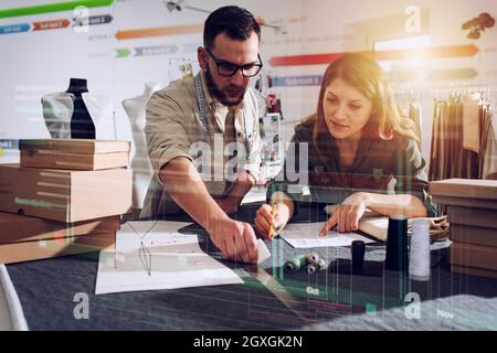 Näherinnen-Team bereit, Paket an Kunden mit Kleidung zu versenden Stockfoto