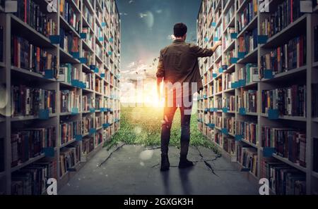 Neue Welt hinter der Bibliothek. Bücher öffnen den Geist für die Phantasie Stockfoto