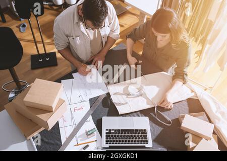 Näherinnen-Team bereit, Paket an Kunden mit Kleidung zu versenden Stockfoto