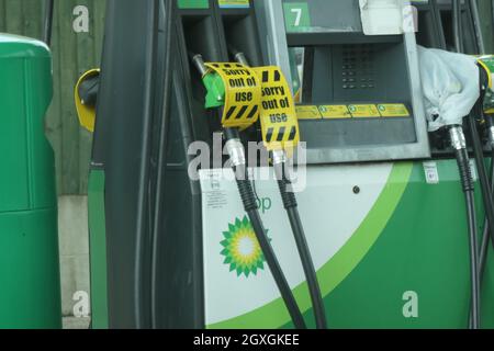 Kein Benzin an den BP-Pumpen Northampton UK Sorry no Fuel pipes Pipe Düse Schild gelb Maschine Garage Diesel Pipes schwarz Plastik 4 Stern Stockfoto