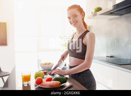 Athletic Mädchen mit Turnhalle Kleidung isst Obst Stockfoto