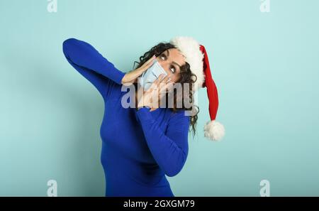 Frau mit Gesichtsmaske ist über etwas gewundert. Stockfoto