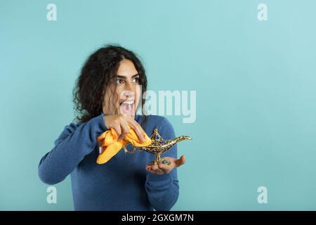 Die Frau ist glücklich, weil sie eine Lampe von aladdin gründet Stockfoto