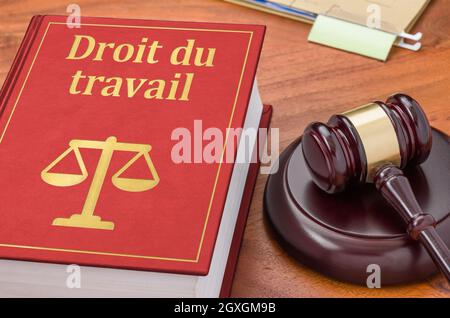 Ein Gesetzbuch mit einem Gavel - Arbeitsrecht in französisch - Droit du travail Stockfoto