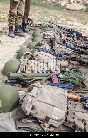 Waffen der sowjetischen Spezialeinsatzgruppe vor der Mission Stockfoto