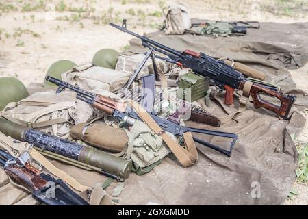 Waffen der sowjetischen Spezialeinsatzgruppe vor der Mission Stockfoto