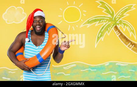 Schwarzer Mann in Badeanzug bereit, an einem sonnigen Ort zu weihnachten zu gehen. Stockfoto