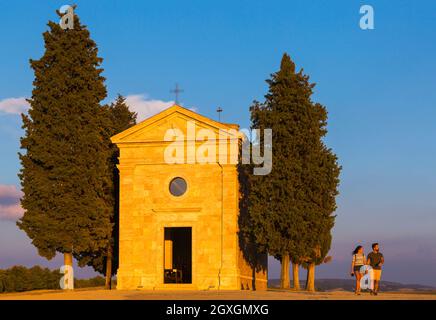 Alte Kirche von Vitaleta mit Bäumen auf beiden Seiten in San Quirico d'Orcia, in der Nähe von Pienza, Toskana, Italien im September - Kapelle der Madonna di Vitaleta Stockfoto