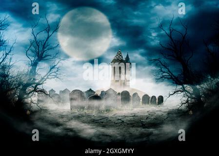 Gruselige Hintergrundkomposition der Nachtszene. Halloween Komposition Design mit gruseligen dunklen Wald, Spukhaus und Friedhof. Geheimnisvolle Horrorlandschaft Stockfoto