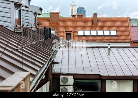 Dächer der Altstadt. Stadtbild eines Wohngebietes an einem regnerischen Tag. Stockfoto