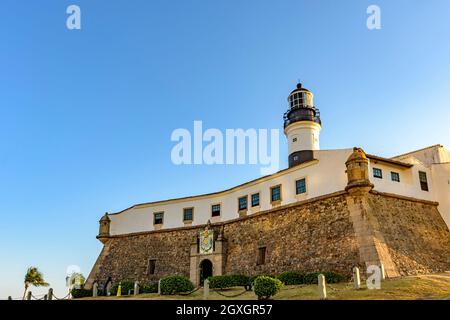 Fassade der alten und historischen Festung und Barra Leuchtturm (Farol da Barra) am Nachmittag in der Stadt Salvador, Bahia Stockfoto