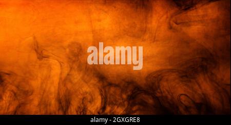 Halloween Hintergrund mit orangefarbener Textur und gruseligen schwarzen Rauchwirbeln. Gruseliges halloween Design Hintergrund Design. Stockfoto