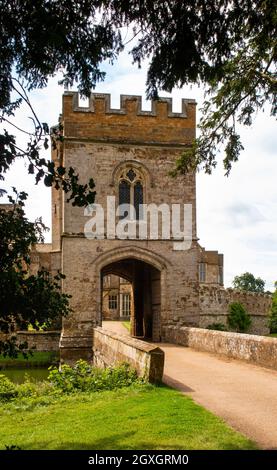 Großbritannien, England, Oxfordshire, Banbury, Broughton, Schloss, Torhaus des mittelalterlichen befestigten Herrenhauses, Heimat der Familie Feinnes Stockfoto