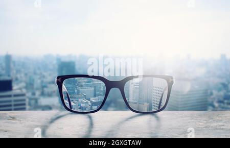 Brillen, die das Sehvermögen von unscharf auf scharf einstellen Stockfoto