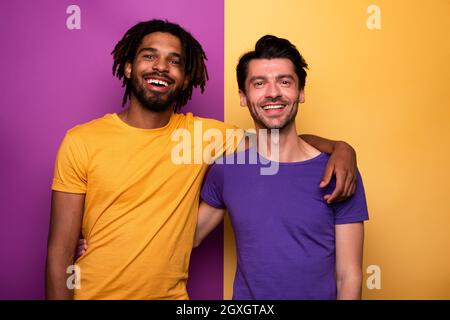 Leere und weiße Freunde. Konzept von Integration, Union und Partnerschaft Stockfoto