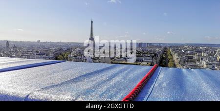 ARC DE TRIOMPHE VON CHRISTO ZERLEGT PHASE HAT BEGONNEN Stockfoto