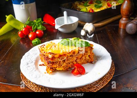 Köstliche Lasagne mit Bolognese und Bechamelsauce Stockfoto