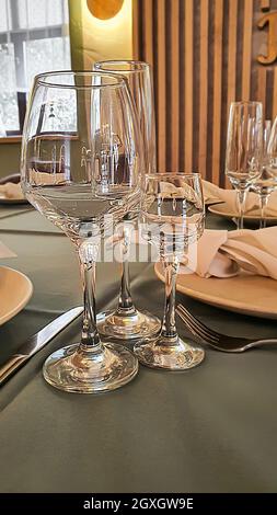 Festliche Tischeinstellung im Restaurant. Hochzeitsvorbereitungen. Selektiver Fokus. Speicherplatz kopieren. Stockfoto