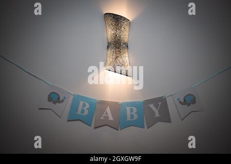 Geschenke und Dekorationen für Baby Boy Dusche Party drinnen Stockfoto