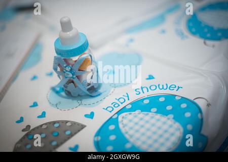 Geschenke und Dekorationen für Baby Boy Dusche Party drinnen Stockfoto