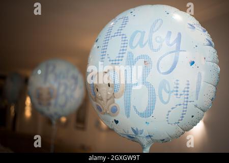 Geschenke und Dekorationen für Baby Boy Dusche Party drinnen Stockfoto