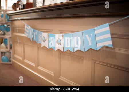 Geschenke und Dekorationen für Baby Boy Dusche Party drinnen Stockfoto