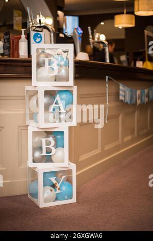 Geschenke und Dekorationen für Baby Boy Dusche Party drinnen Stockfoto