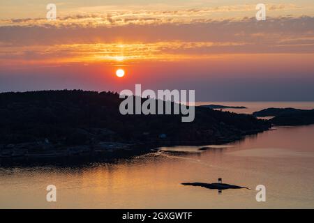 Sonnenuntergang in der Stadt Fjaellbacka in Schweden. Stockfoto