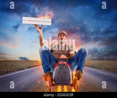 Deliveryman läuft mit einem Spielzeugauto, um Pizza zu liefern Stockfoto