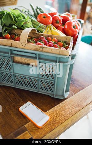 Nach Hause liefern Lebensmittel einkaufen online mit Smartphone Stockfoto