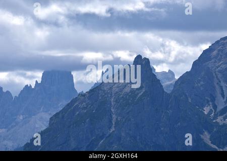 Der Gipfel des Daumkofel und der wolkenbedeckte Piz Popena Stockfoto