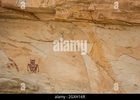 Nahaufnahme der Petroglyphen auf dem Temple Mountain Wash Pictograph Panel in Utah. Stockfoto