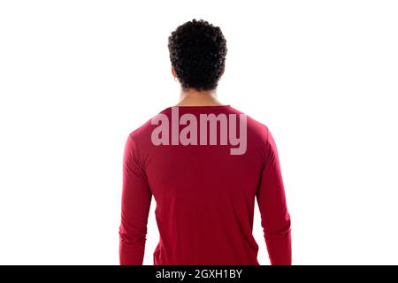 Netter afroamerikanischer Mann mit afro-Frisur und Burgunder T-Shirt isoliert auf weißem Hintergrund Stockfoto