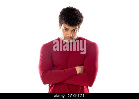 Netter afroamerikanischer Mann mit afro-Frisur und Burgunder T-Shirt isoliert auf weißem Hintergrund Stockfoto