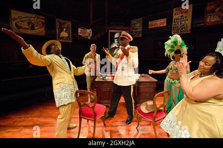 l-r: Victor Romero Evans (Frank), Rob Heanley (Chuck Reynolds), Seun Shote (Samuel), Lori Barker (Mrs Samuel) im SPIEL MAS von Mustapha Matura im Orange Tree Theatre, Richmond, Surrey, England 13/03/2015 Design: Libby Watson Beleuchtung: Mark Jonathan Regie: Paulette Randall Stockfoto