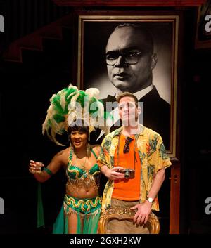 Lori Barker (Mrs Samuel), Rob Heanley (Chuck Reynolds) im THEATERSTÜCK MAS von Mustapha Matura im Orange Tree Theatre, Richmond, Surrey, England 13/03/2015 Design: Libby Watson Beleuchtung: Mark Jonathan Regie: Paulette Randall Stockfoto