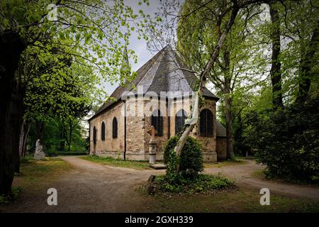 Die Kirche der Hl. Maria Magdalena und des Lazarus auf dem Kölner Friedhof Melaten aus dem Jahr 1245 Stockfoto