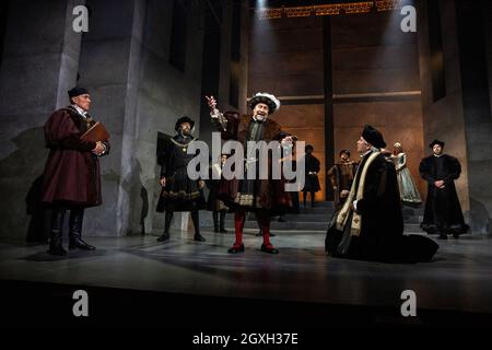 Vorderseite, l-r: Ben Miles (Thomas Cromwell), Nathaniel Parker (König Henry VIII), Giles Taylor (Erzbischof Thomas Cranmer) im SPIEGEL UND DAS LICHT im Gielgud Theatre, London W1 06/10/2021 nach ihrem Roman von Hilary Mantel & Ben Miles Musik: Stephen Warbeck Design: Christopher Oram Beleuchtung: Jessica Hung Han Yun Bewegung: Emily Jane Boyle kämpft: Rachid Sabitri Regie: Jeremy Herrin Stockfoto