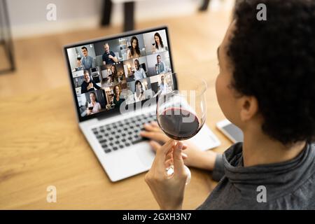 Virtuelle Online-Videokonferenz Zur Weinprobe Mit Freunden Stockfoto