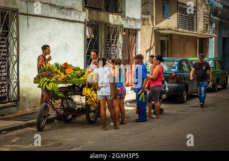 Havanna, Kuba, Juli 2019, Obstverkäufer und Kunden in einer Straße im ältesten Teil der Stadt Stockfoto