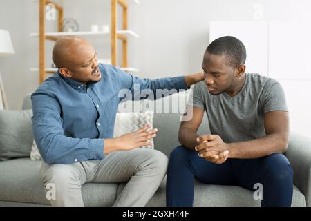 Ehrliche Reunion Der Afrikanischen Familie Chat Und Unterstützung Stockfoto