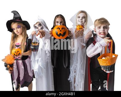 Kinder Trick oder behandeln auf Halloween-Party, verschiedene Kostüme Geist, Vampir, Skelett, Hexe, studio isoliert auf weißem Hintergrund Stockfoto