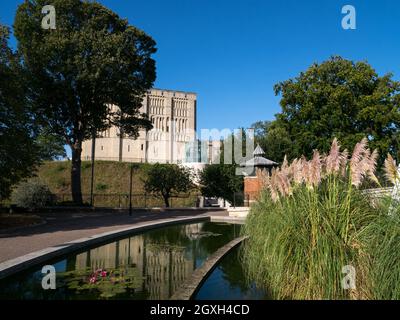 Norwich Castle Gardens, mit dem Schloss über dem Wasser, Norwich, Norfolk, England, Großbritannien, Stockfoto