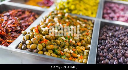 Frische Oliven werden in einem Supermarkt zum Verkauf angeboten. Stockfoto