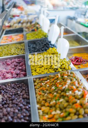 Frische Oliven werden in einem Supermarkt zum Verkauf angeboten. Stockfoto